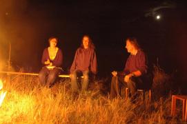 Veronika, Maria, Mike/am Lagerfeuer/mit Mond Veronika, Maria, Mike/am Lagerfeuer/mit Mond