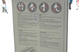 Venezia, Piazza S. Marco/"e vietato ... sedersi al di fuori degli spazu specificatamente adioti e sostare per consumare cibi o bevande ..." Venezia, Piazza S. Marco/"e vietato ... sedersi al di fuori degli spazu specificatamente adioti e sostare per consumare cibi o bevande ..."