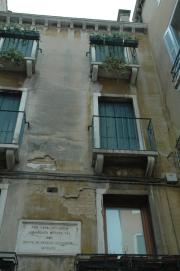 Venezia/"per voto cittadino/allargata questa via/1880/Dante di Serego Allighieri/Sindaco"/(aber es war nur der Buergermeister, nicht der Dichter, der die Strasse verbreitern liess ...) Venezia/"per voto cittadino/allargata questa via/1880/Dante di Serego Allighieri/Sindaco"/(aber es war nur der Buergermeister, nicht der Dichter, der die Strasse verbreitern liess ...)