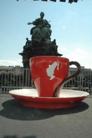 kein Spiel mit der Perspektive: die Tasse ist tatsaechlich 1 m hoch ... kein Spiel mit der Perspektive: die Tasse ist tatsaechlich 1 m hoch ...