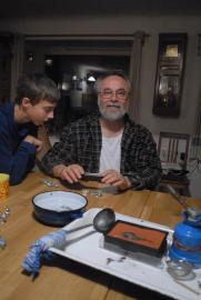 Charly fotographiert das Produkt Charly fotographiert das Produkt