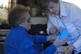 Tante Mimi sieht sich die Sache genauer an Tante Mimi sieht sich die Sache genauer an