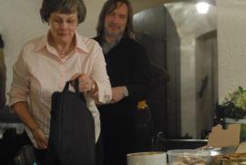 Herta beim Auspacken 2:/Eine Notebooktasche, /den Inhalt gibt es zum 80er Herta beim Auspacken 2:/Eine Notebooktasche, /den Inhalt gibt es zum 80er