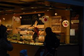 Schuettelbrotstaender in einer Bozener Baeckerei Schuettelbrotstaender in einer Bozener Baeckerei