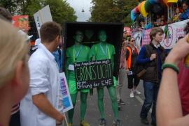 "Das Ampelpärchen sagt: /GRÜNES LICHT für die Öffnung der EHE" "Das Ampelpärchen sagt: /GRÜNES LICHT für die Öffnung der EHE"