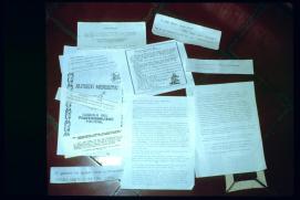 Nicaragua 1992/panfletes illegibles/'alfredo mendieta! ...'/'el gobierno ha decidido cerrar la universidad/pueblo unete a nuestra lucha!'/'amigo conductor, /si el gobierno tiene dinero para (roman? noman?),/debe tener para pagarla a las universidades,/E S para las universidades./derecho que no se defiende ... derecho que se pierde.'/'universidad - futuro/...' Nicaragua 1992/panfletes illegibles/'alfredo mendieta! ...'/'el gobierno ha decidido cerrar la universidad/pueblo unete a nuestra lucha!'/'amigo conductor, /si el gobierno tiene dinero para (roman? noman?),/debe tener para pagarla a las universidades,/E S para las universidades./derecho que no se defiende ... derecho que se pierde.'/'universidad - futuro/...'