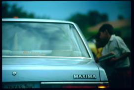 Nicaragua 1992/car window cleaners at an intersection/limpiadores de parabrisas en un cruce de calles Nicaragua 1992/car window cleaners at an intersection/limpiadores de parabrisas en un cruce de calles