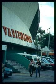 El Salvador 1995/ex cine variedades/Calle Gabriela Mistral, Col. Centroamerica/vistimos pocahontas iirc ... El Salvador 1995/ex cine variedades/Calle Gabriela Mistral, Col. Centroamerica/vistimos pocahontas iirc ...