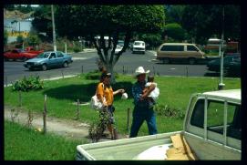 El Salvador 1995/mujer y hombre con hijo en frente del hospital Bloom El Salvador 1995/mujer y hombre con hijo en frente del hospital Bloom