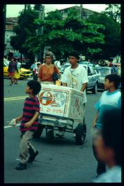 El Salvador 1995/procesión/heladero El Salvador 1995/procesión/heladero