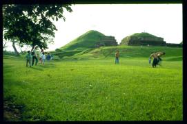 El Salvador 1995/San Andres/jovenes jugandos a la pelota de futbol El Salvador 1995/San Andres/jovenes jugandos a la pelota de futbol
