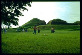 El Salvador 1995/San Andres/jovenes jugandos a la pelota de futbol El Salvador 1995/San Andres/jovenes jugandos a la pelota de futbol