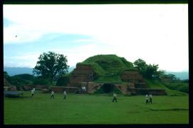 El Salvador 1995/San Andres/jovenes jugandos a la pelota de futbol El Salvador 1995/San Andres/jovenes jugandos a la pelota de futbol