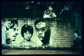 El Salvador 1995/universidad/pintada/Roque Dalton, Lil Milagro, Alfonso Hernandez/"patria,/de caminar y caminar/lo unico que puede pasar/es que se te desgasten los zapatos,/que se acomodan/al camino capitalista;/¡pero nada impedirá/que alcances 'tu revolución'"/taller literario teku (?) El Salvador 1995/universidad/pintada/Roque Dalton, Lil Milagro, Alfonso Hernandez/"patria,/de caminar y caminar/lo unico que puede pasar/es que se te desgasten los zapatos,/que se acomodan/al camino capitalista;/¡pero nada impedirá/que alcances 'tu revolución'"/taller literario teku (?)